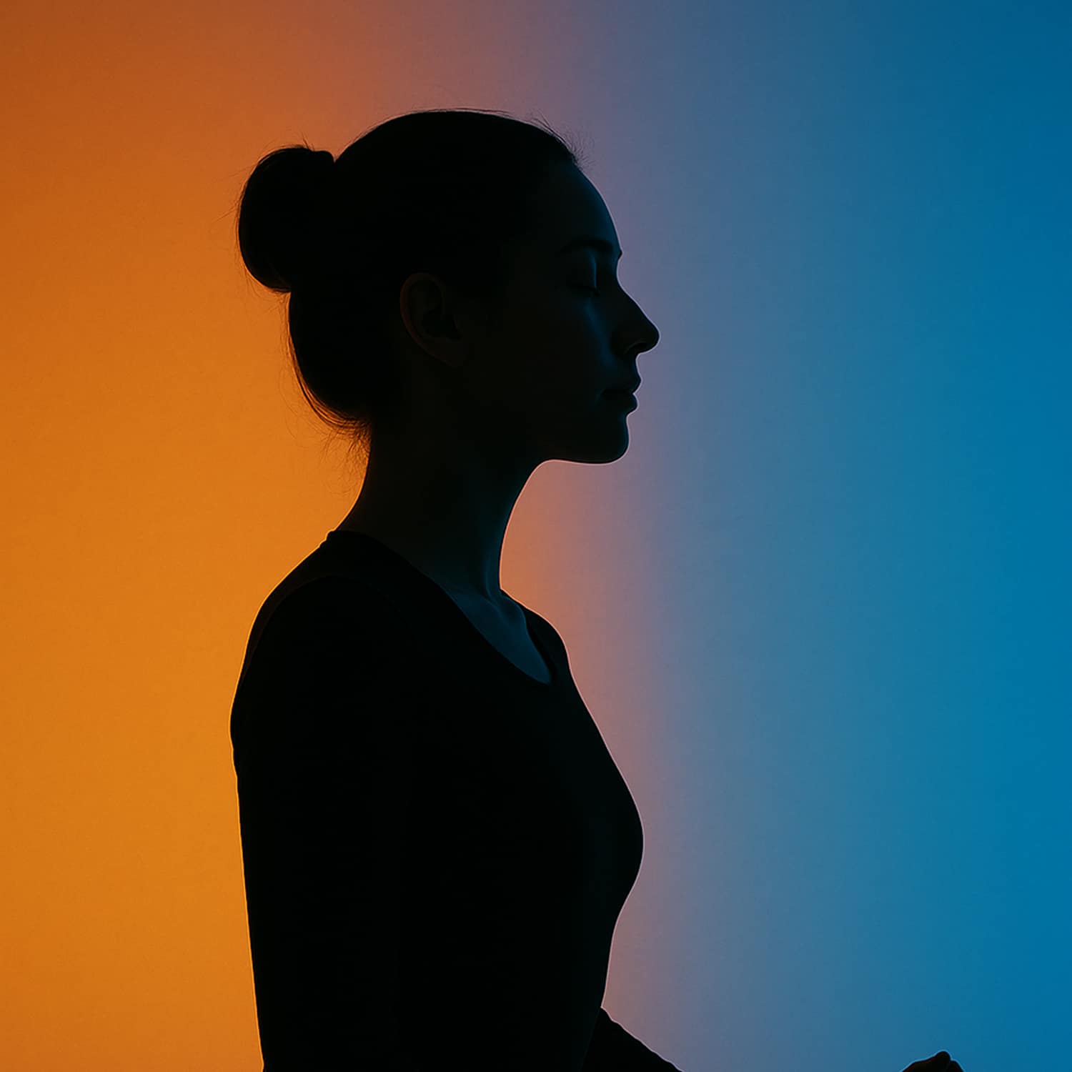 Profilo di una persona a occhi chiusi, in una luce che sfuma dall'arancione della sera al blu della notte